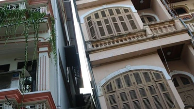 Cận cảnh ngôi nhà nghiêng chờ sập ngay giữa Hà Nội