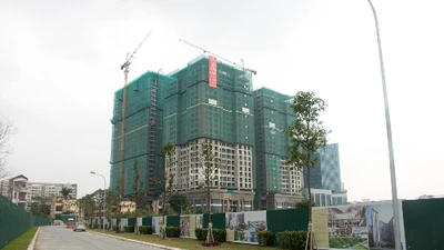 Soi chung cư Home City vừa cất nóc và căn hộ mẫu