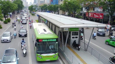 Giờ cao điểm, BRT Hà Nội đông nhưng không quá tải
