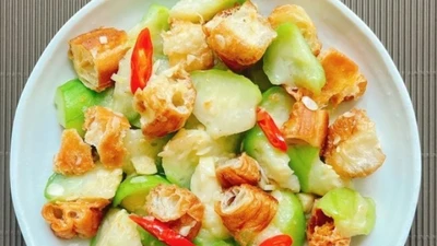 Lạ miệng món mướp xào quẩy giòn thơm, càng ăn càng cuốn