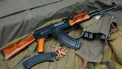 Clip: Tận mắt chứng kiến AK-47 lên đạn dưới góc máy quay chậm