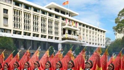 Cẩm nang chi tiết cho hội người "mê" lễ diễu binh, diễu hành 30/4: Cách có vị trí đẹp, lộ trình, chỗ gửi xe và thời gian bạn cần biết