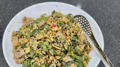 Rau giậu rách mọc đầy vườn nhà trộn cùng thịt ba chỉ thành món ngon xuất sắc