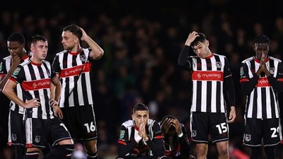 Grimsby bị phạt vì dùng cầu thủ trái phép, MU có được đá lại League Cup?