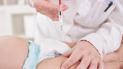 Mẹ mắc viêm gan B mạn tính, con sinh ra có bị lây bệnh không?