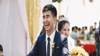 Bộ ảnh cưới kể chuyện tình ‘thương em anh trồng hoa giấy’ gây bão