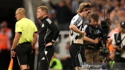 Gordon dính thẻ đỏ "ngu ngốc", Newcastle khủng hoảng trầm trọng