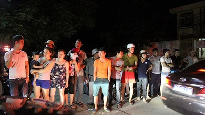 Ảnh: Dân thức đêm chờ xem mặt nghi phạm thảm sát ở Quảng Ninh