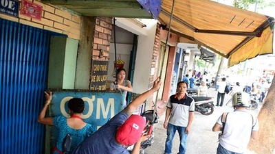 PCT Quận 1 "dẫn quân" xử lý lấn chiếm vỉa hè sau một tuần im ắng