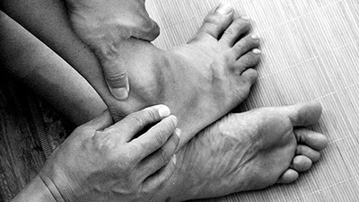 Tai hại vì xoa mật gấu trị bong gân cổ chân