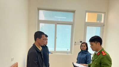 Xử lý thế nào vụ chồng đập điện thoại của vợ?