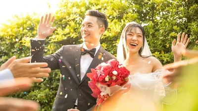 Kinh ngạc, mừng cưới bạn thân bằng cuốn sổ tiết kiệm 300 triệu