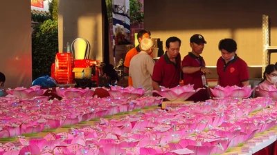 Lễ hội chùa Ông Cù Lao Phố: Người dân nô nức tham dự lễ thả hoa đăng trên sông Đồng Nai