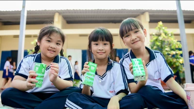 VINAMILK mang niềm vui uống sữa đến với 11.000 trẻ em 