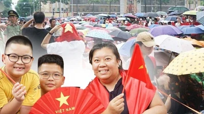 Biển người đổ về các tuyến phố Hà Nội chờ xem hợp luyện diễu binh: "Đây có lẽ là thời khắc đáng nhớ nhất của cuộc đời..."