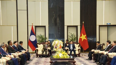 Chủ tịch nước Lương Cường và Tổng Bí thư, Chủ tịch nước Lào dự khai trương Bến số 3