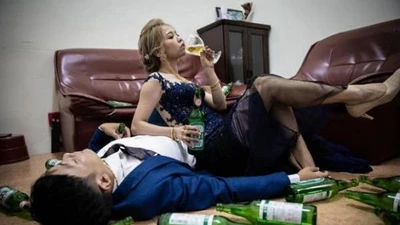 Ảnh cưới bá đạo của cặp đôi "say khướt" khiến dân tình chú ý