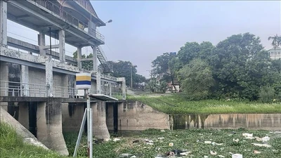 Phát hiện thi thể 2 vợ chồng ôm nhau dưới cống nước