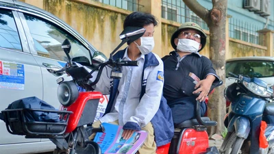 Cảnh hai cha con bị bệnh xương thủy tinh đưa nhau đi thi tốt nghiệp 