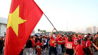 Chung kết AFF Cup: Cổ động viên nhuộm đỏ khu vực ngoài sân Mỹ Đình 