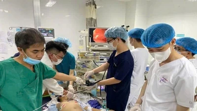 Giành lại sự sống cho bé trai 12 tuổi xuất huyết tiêu hóa nguy kịch