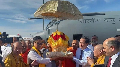 Xá lợi Đức Phật được cung rước bằng chuyên cơ đã đến Việt Nam