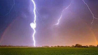 Người đàn ông ở Bình Định bị sét đánh tử vong ngoài đồng 
