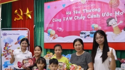 FAW Việt Nam lần đầu đến với Làng trẻ em SOS Hà Nội: Trao yêu thương, nhận nụ cười