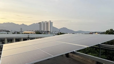 Nên lắp hệ thống pin mặt trời trên mái nhà hay trên mặt đất