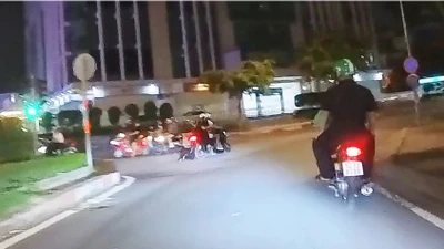 Video 2 tên cướp kéo lê nạn nhân hàng trăm mét ở quận Tân Bình