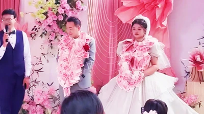 Em trai kết hôn được 8 chị gái tặng vòng hoa tiền mặt
