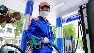 Giá xăng đồng loạt tăng, RON 95 tiến sát 20.000 đồng/lít