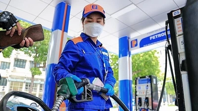 Giá xăng được điều chỉnh giảm nhẹ từ 38 - 68 đồng/lít