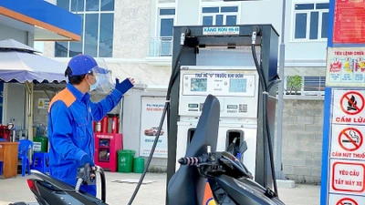 Giá xăng dầu hôm nay: Xăng RON 95 tăng gần 600 đồng mỗi lít