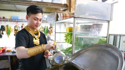 Ông chủ đeo 70 cây vàng đứng bán lẩu gây sốt là ai?
