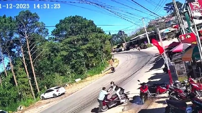 Chủ nhà nhanh như chớp chặn bắt tên trộm xe máy
