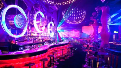 Vũ trường, quán karaoke không được chốt cửa bên trong