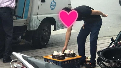 Khách bàng hoàng khi nhân viên Paris Gateaux đặt bánh xuống vỉa hè bụi bặm