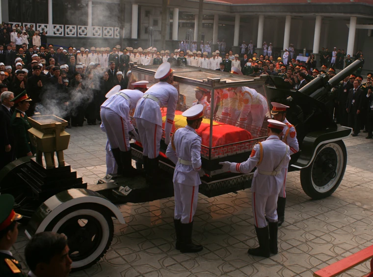 Giây phút thiêng liêng linh cữu Đại tướng đặt trên linh xa