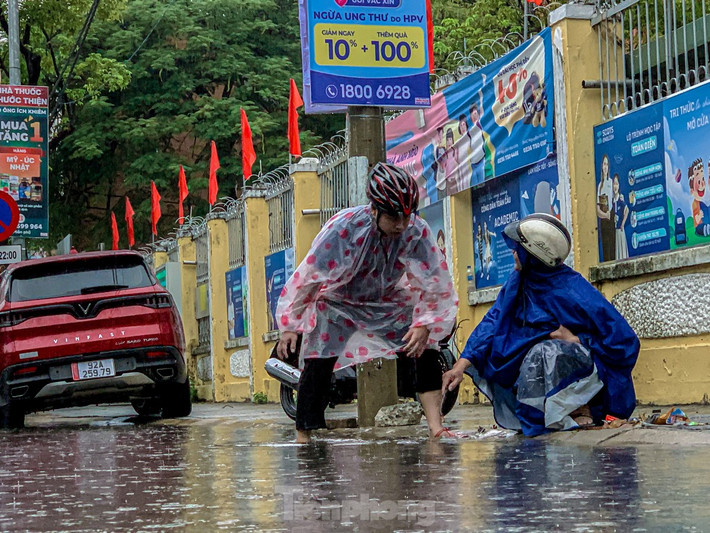 Anh Nguyễn Văn Chung (trú quận Hải Châu) cho biết từ sáng sớm mưa rất lớn khiến các đoạn đường ngập sâu, các cống không thể thoát nước kịp. "Tôi phải đi quanh móc rác từ dưới cống lên để giúp nước thoát nhanh giúp bà con đi làm xe không bị chết máy. Cứ mỗi lần mưa lớn như này các tuyến đường ở đây đều ngập rất sâu, mình làm được gì cứ làm thôi", anh Chung nói.