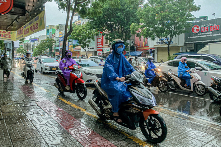 Nhiều người phải chạy xe lên lề đường để đi qua những nơi ngập sâu và tránh ùn tắc.
