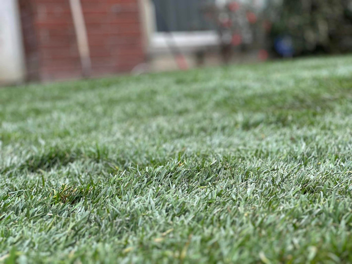 Nơi ngập tràn cỏ xanh này là nơi vui đùa của lũ trẻ. Đây cũng là khoảng trời riêng để nữ diễn viên cân bằng cảm xúc sau một ngày làm việc vất vả.