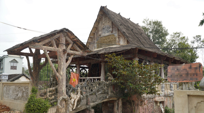 Ông Trần Quang Giang (SN 1969) ở thôn Chí Cường 1, xã Thiệu Quang, huyện Thiệu Hóa (Thanh Hóa) được nhiều người biết đến với ngôi nhà độc nhất vô nhị, không theo một bản vẽ hay lối kiến trúc nào. Ảnh: Vietnamnet