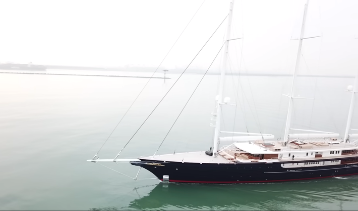 Du thuyền có thể chứa 18 khách và yêu cầu thủy thủ đoàn lên tới 40 người. Ảnh: Dutch Yachting
