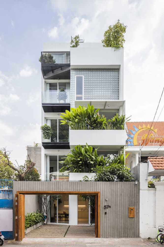 Happy House là ngôi nhà 4 tầng 7x13m 3 phòng ngủ tọa lạc trên con đường Trần Kế Xương, Quận Phú Nhuận (TP HCM). Gia chủ mong muốn một không gian sống sáng tạo, đủ thông thoáng để vừa ở vừa làm việc tại nhà.