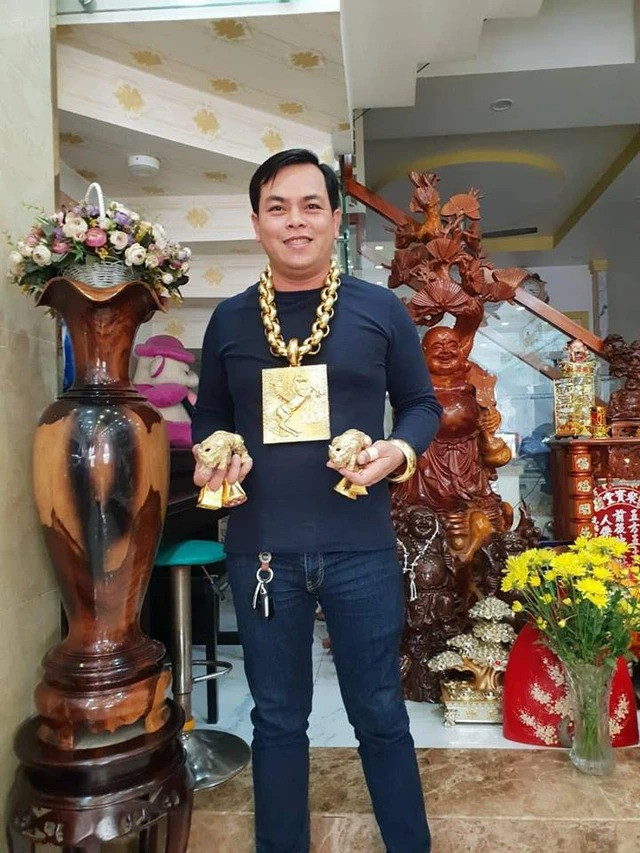 Đáng chú ý, tại cơ quan điều tra, Phúc XO khai nhận toàn bộ số vàng mà anh ta đeo trên người và hay khoe mẽ trên mạng thực chất là vàng giả. Ảnh: FBNV