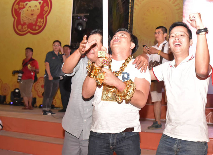 Chia sẻ trên một tờ báo mạng, Phúc XO từng cho biết, số vàng anh mang trên người có khối lượng hơn 13kg, trị giá hơn 13 tỷ đồng. Ảnh: Vietnamnet