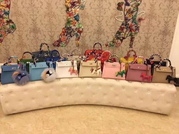 Chưa hết, Lý Nhã Kỳ nổi danh là một tay chơi hàng hiệu khét tiếng với bộ sưu tập túi xách đến từ các thương hiệu nổi tiếng như Louis Vuitton, Chanel, Dior, Hermes Birkin... Ảnh: FBNV
