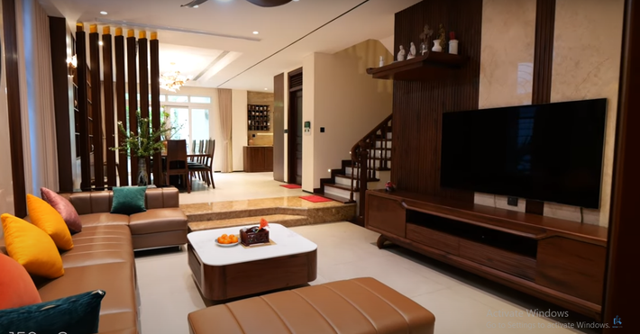 Không gian tầng 1 thiết kế thông thoáng với gam màu be chủ đạo và điểm nhấn là màu của gỗ.