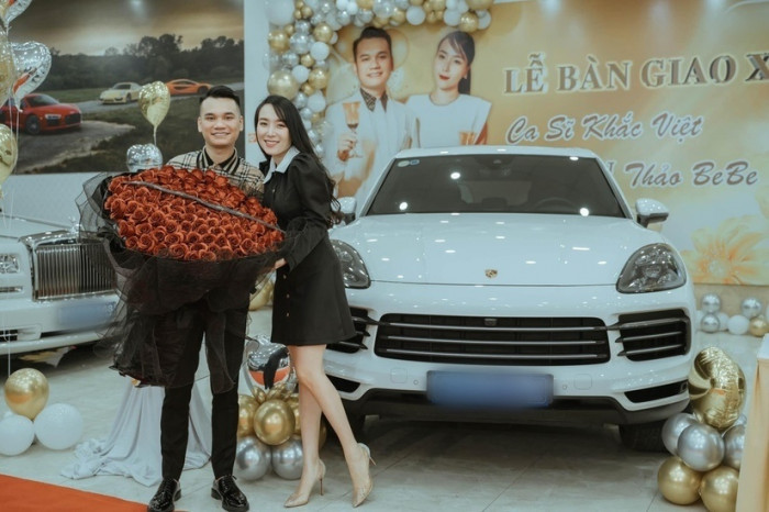 Dịp 8/3 năm ngoái, nam ca sĩ Khắc Việt dành tặng món quà bất ngờ cho bà xã là chiếc Porsche màu trắng.